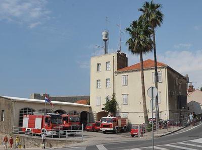DUBROVNIK: Cigareta izazvala zapaljenje kauča i požar stana