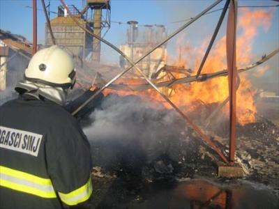 SINJ: Zapalila se skladišta tvornice 'Naprijed'