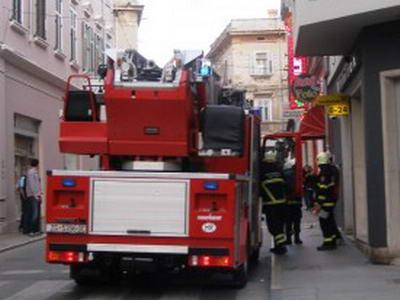 PULA: Uru�ila se fasada, vatrogasci zatvorili ulicu