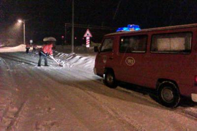 VELIKA GORICA: Dobrovoljni vatrogasci �iste rekordan snijeg.