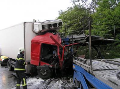 LIKA: Poginuo voza� i suvoza� u prometnoj nesre�i sa dva kamiona!