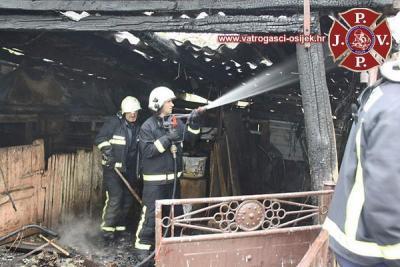 OSIJEK: Vatrogasci gasili požar, a nepoznata osoba sklanjala oružje s greda!